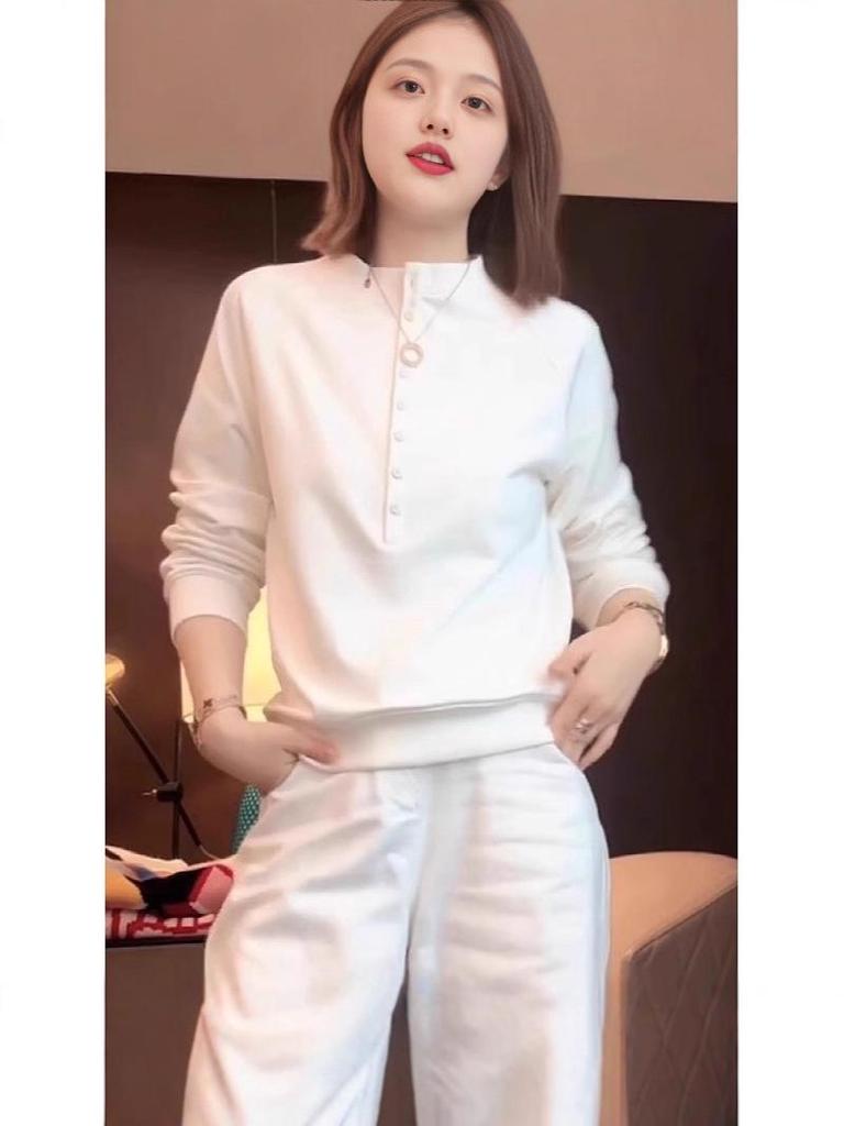 Comfortable White Long-Sleeve Women's T-Shirt, Autumn/Winter, Loose Fit, Stylish Base Layer
