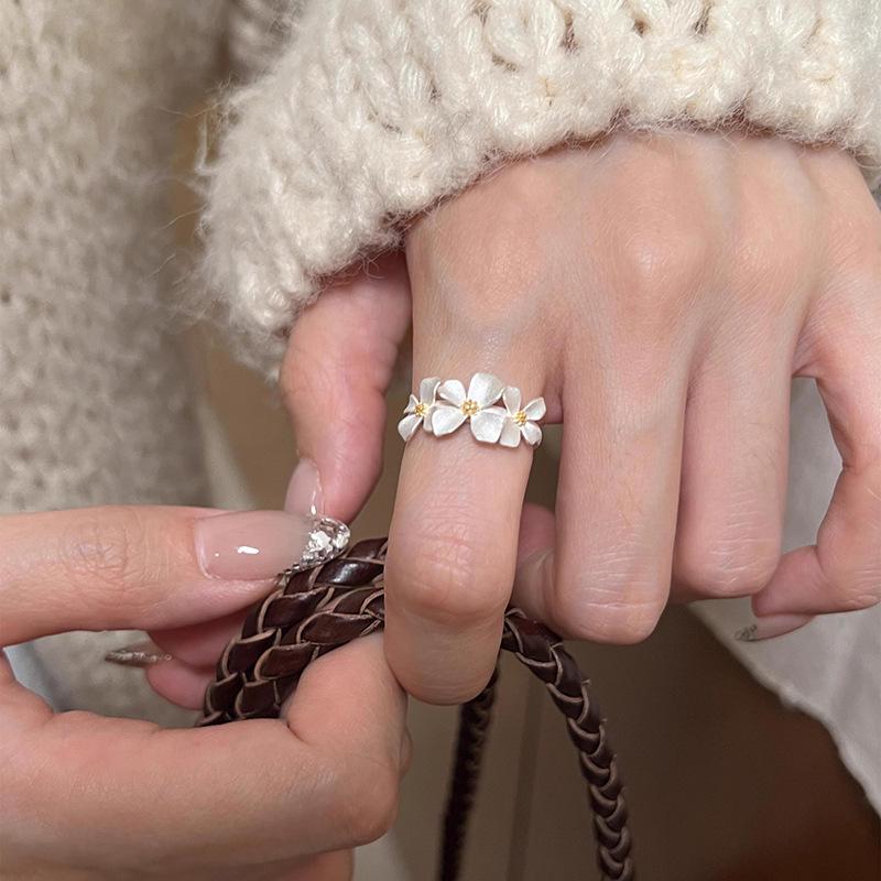Szyścienisty Otwarty Pierścionek z Trzema Kwiatami: Wszechstronna, Modna i Unikalna Biżuteria na Rękę