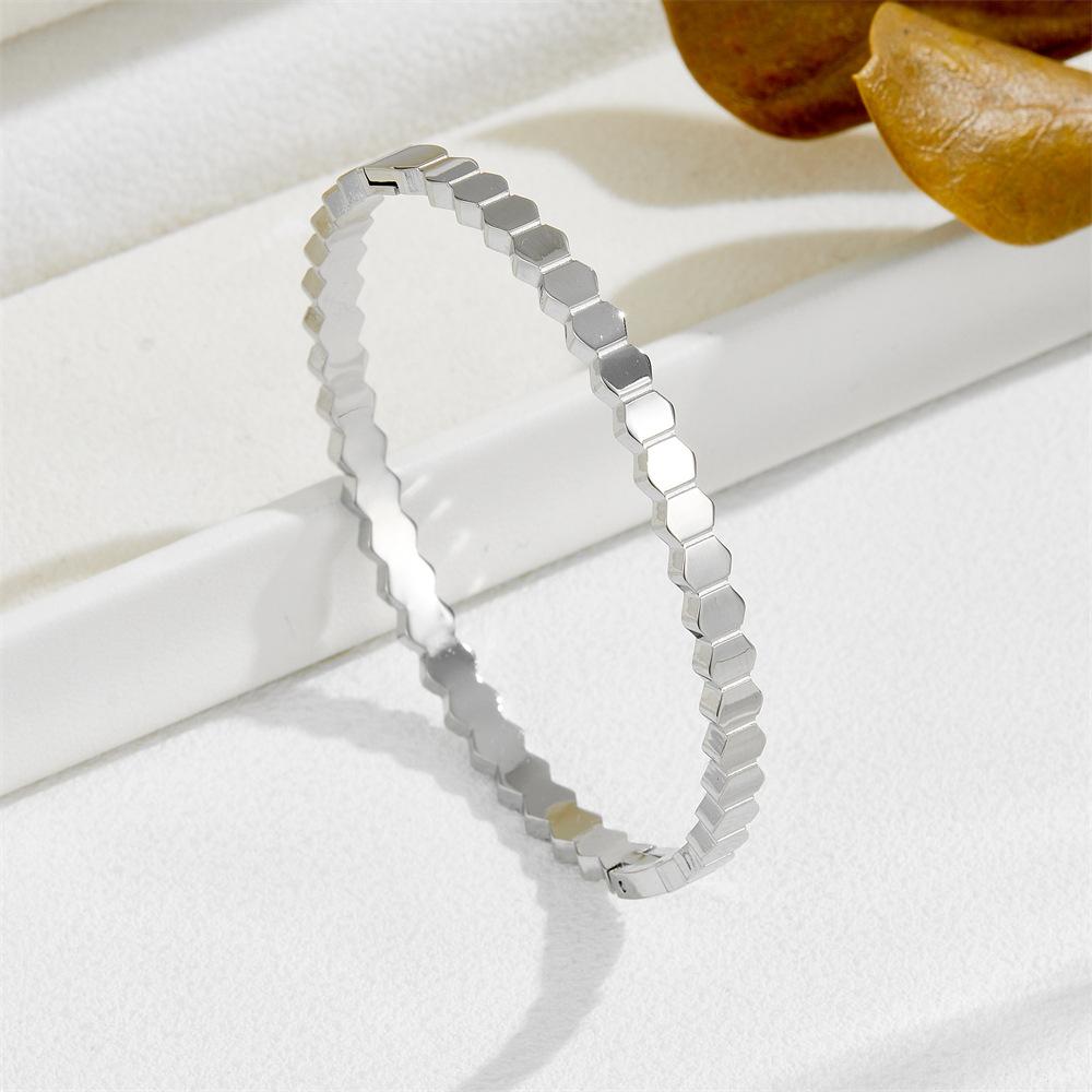 2026 Diamond-encrusted Rhombus Niche Design Bracelet for Women, Light Luxury, Simple and High-end Ins Wind Bracelet