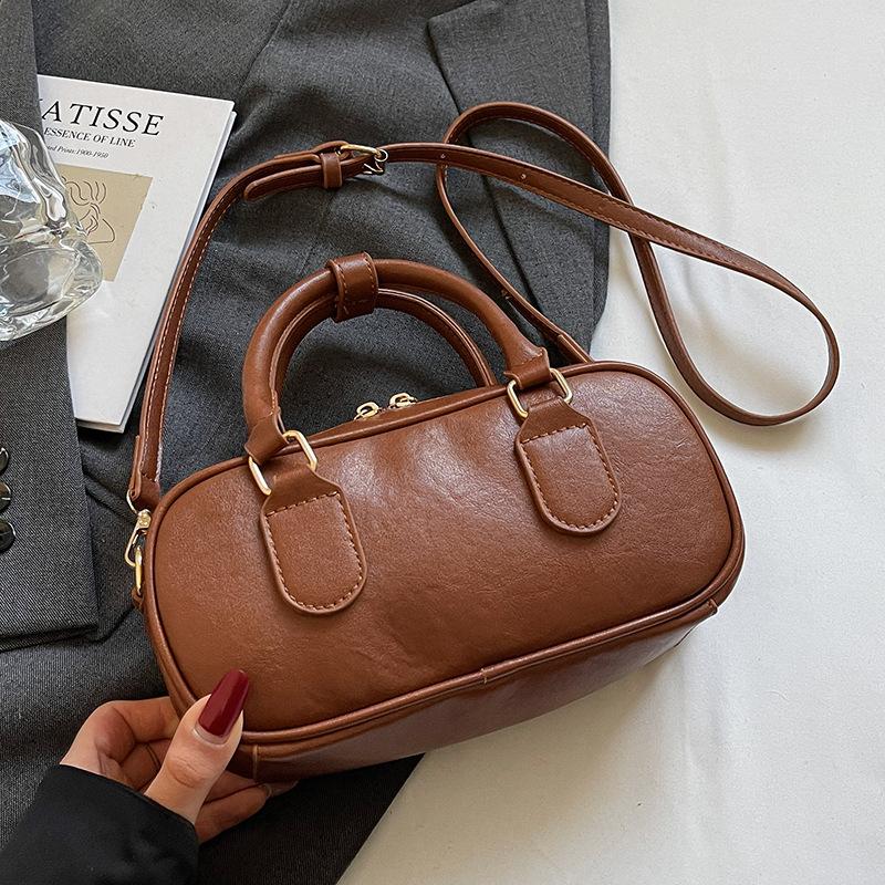 

Fashion new simple Korean version temperament portable bowling bag versatile niche commuter single shoulder crossbody pillow bag women