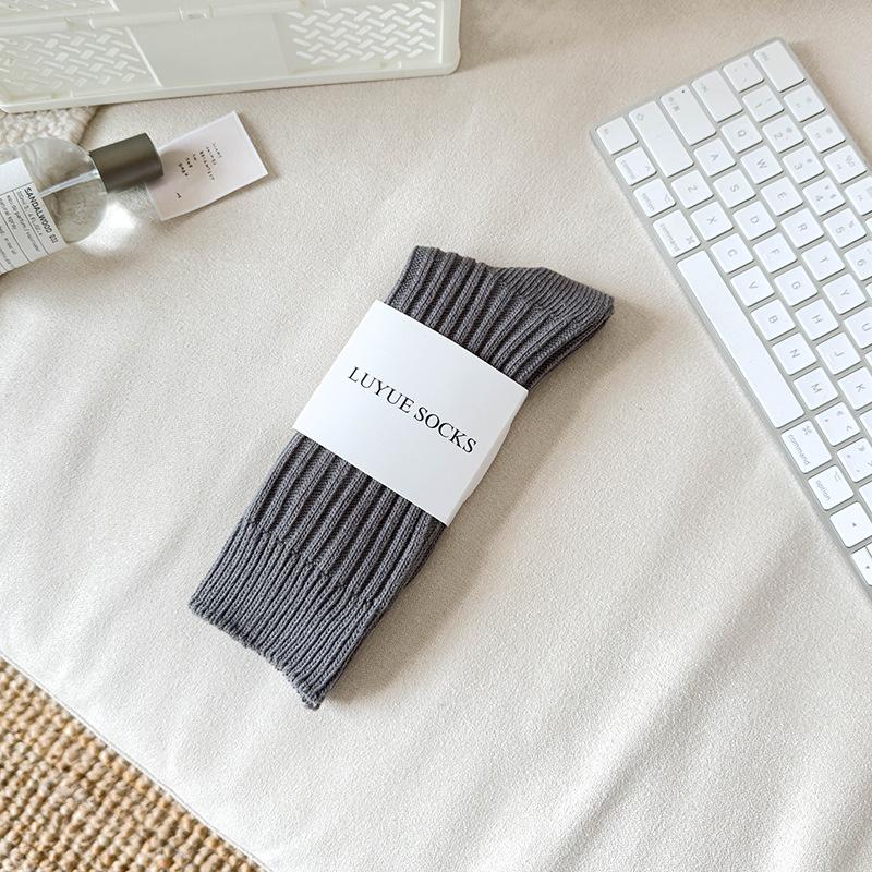 

Женские носки средней длины из чесаного хлопка 2024 года: Нескользящие, дезодорирующие, впитывающие пот для осени/зимы One Size темно-серого