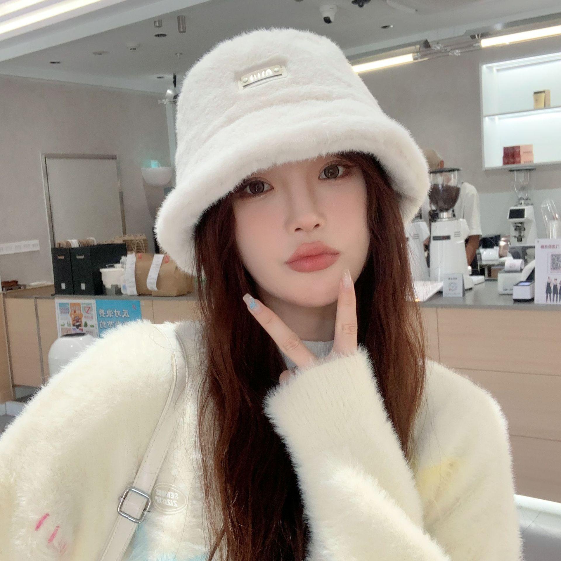 

Женская новая зимняя теплая шапка-рыбачка в корейском стиле, модная, стильная и универсальная, однотонная, из искусственного кроличьего меха, шляпа-горшок