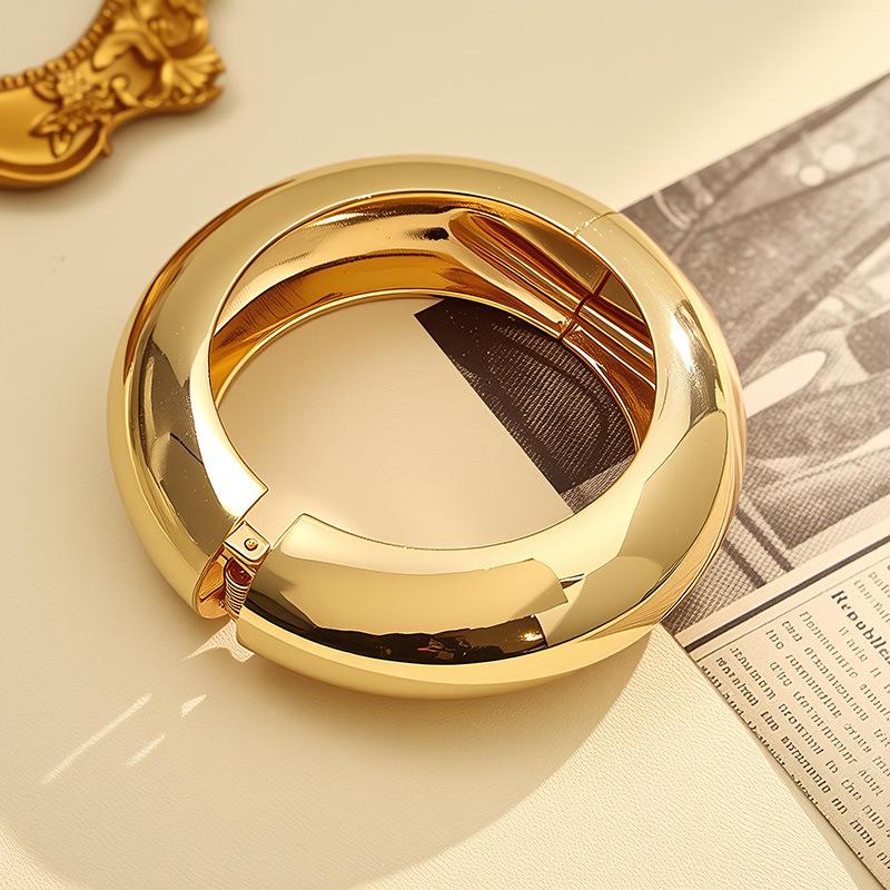 Геометрический металлический глянцевый браслет с преувеличенным дизайном и уникальной индивидуальностью