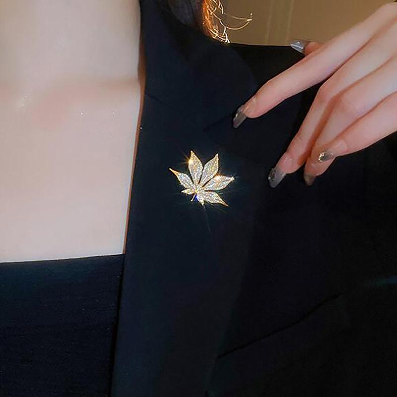 Flash Diamond Plant Maple Leaf Brooch Small Temperament Light Luxury Chest Simple Fashion Atmosphere Sense Of Accessories
