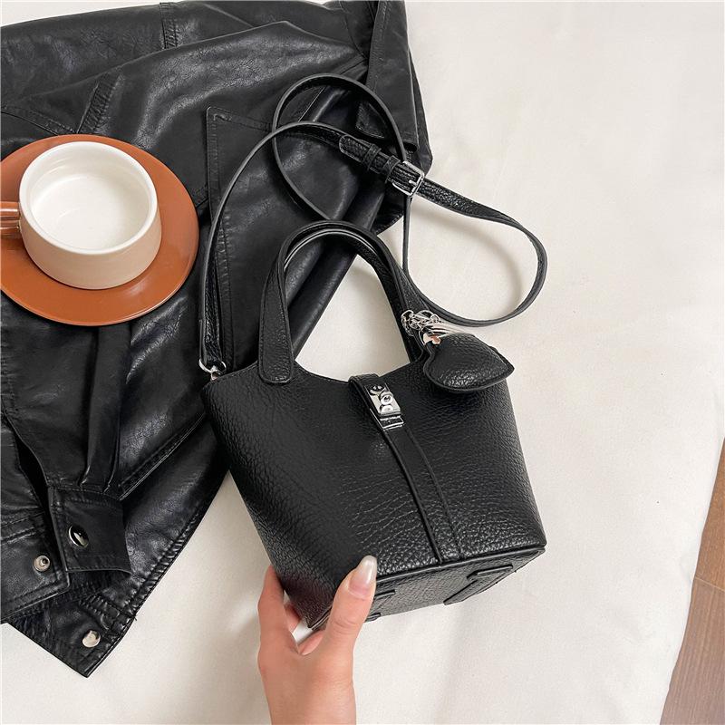 Summer New High-end Fashion Lock Bucket Bag Portable Shoulder Messenger Women's Bag Free Small Bag