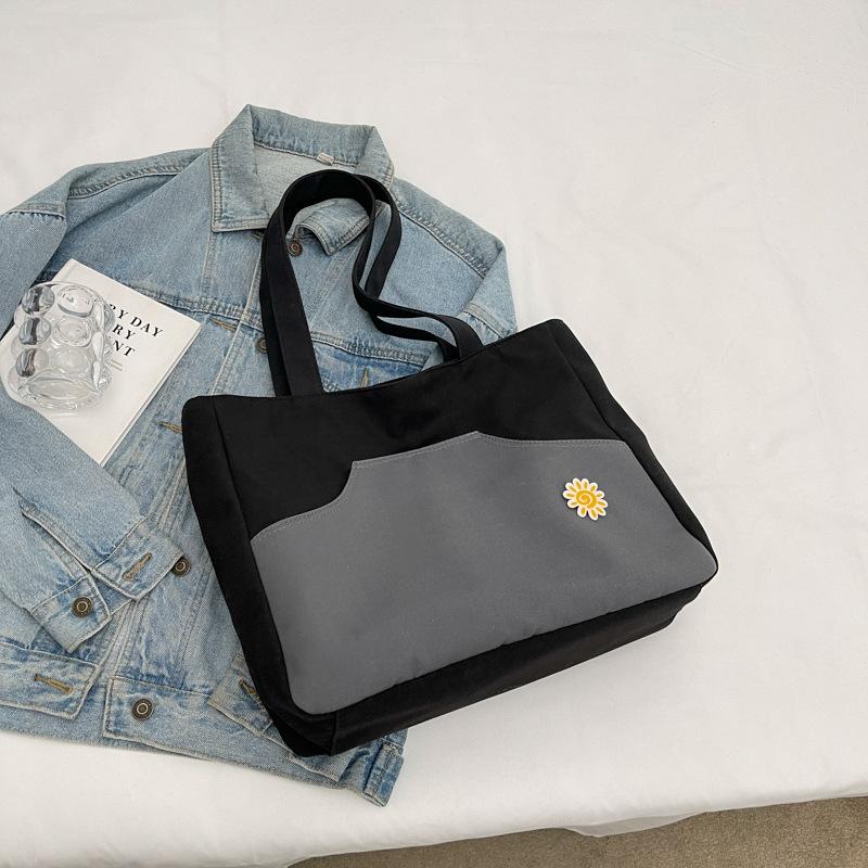 Korean version of large-capacity contrasting color tote bag 2025 new casual foreign niche design personalized simple shoulder bag