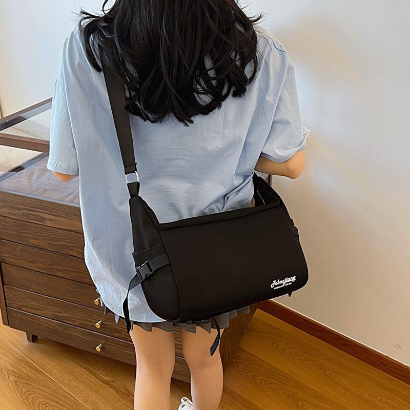 Сумка через плечо с буквенным принтом — фото 15