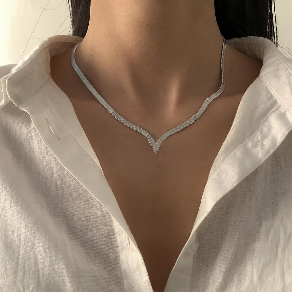 European & American V-Shaped Geometric Necklace: Cold, Simple, Hip-Hop Style with Metal Snake Bone Design.