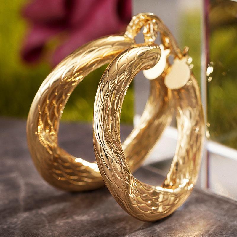 Scale Textured Wide Flat Oval Hoop Huggie Earrings Minimalist Luxury Unconventional Women Jewelry