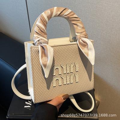 Hand-held Fashionable Trendy Shoulder Bag Women's 2025 Winter New Simple Small Square Bag High-end Commuter Crossbody Women's Bag