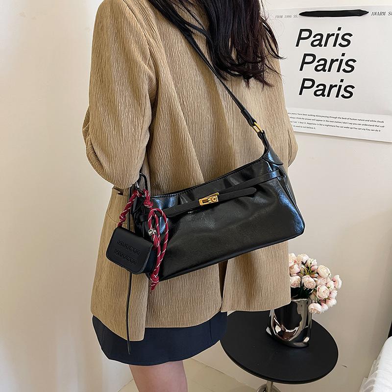 

Premium sense retro small bag women s 2024 new autumn and winter versatile messenger bag fashion shoulder underarm bag tide чорний
