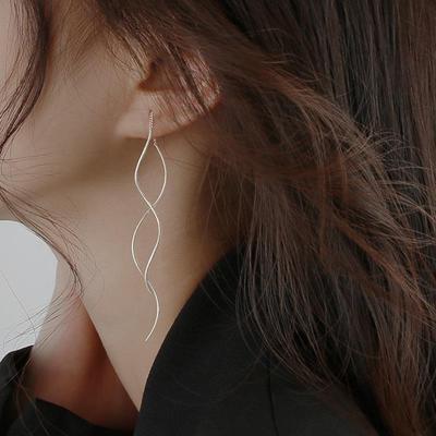 Stilvolle Damen-Ohrringe mit gewellten Quasten und einem schicken Design für den Sommer-Trend 2023.
