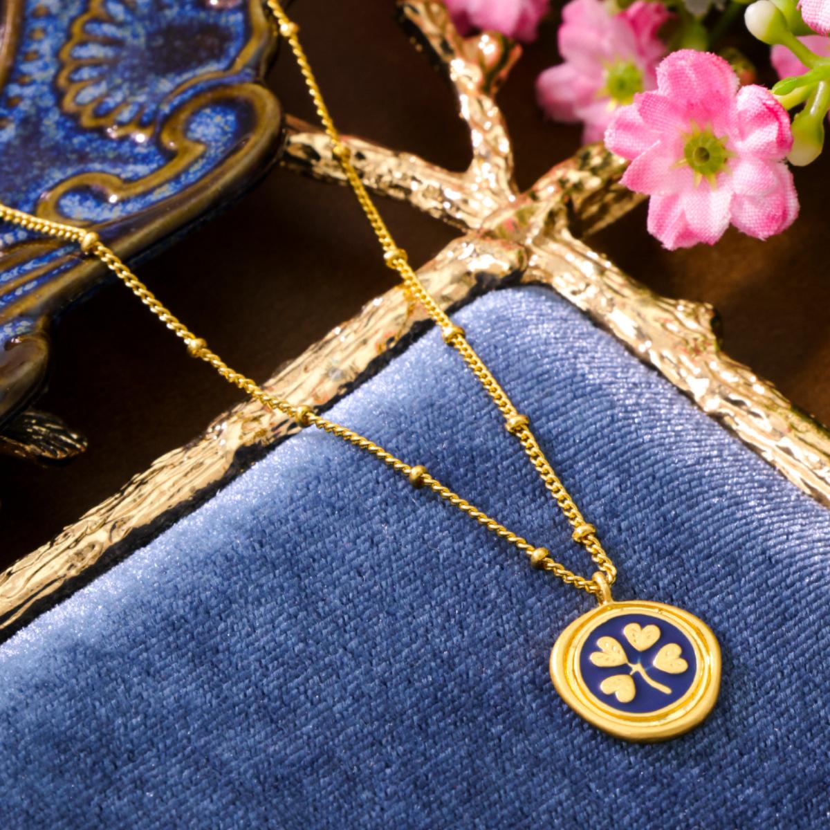 Золотая Высококлассная Простая Цепочка на Ключицу с Четырехлистным Клевером Женская Легкая Роскошная Темпераментная Ювелирная Подвеска