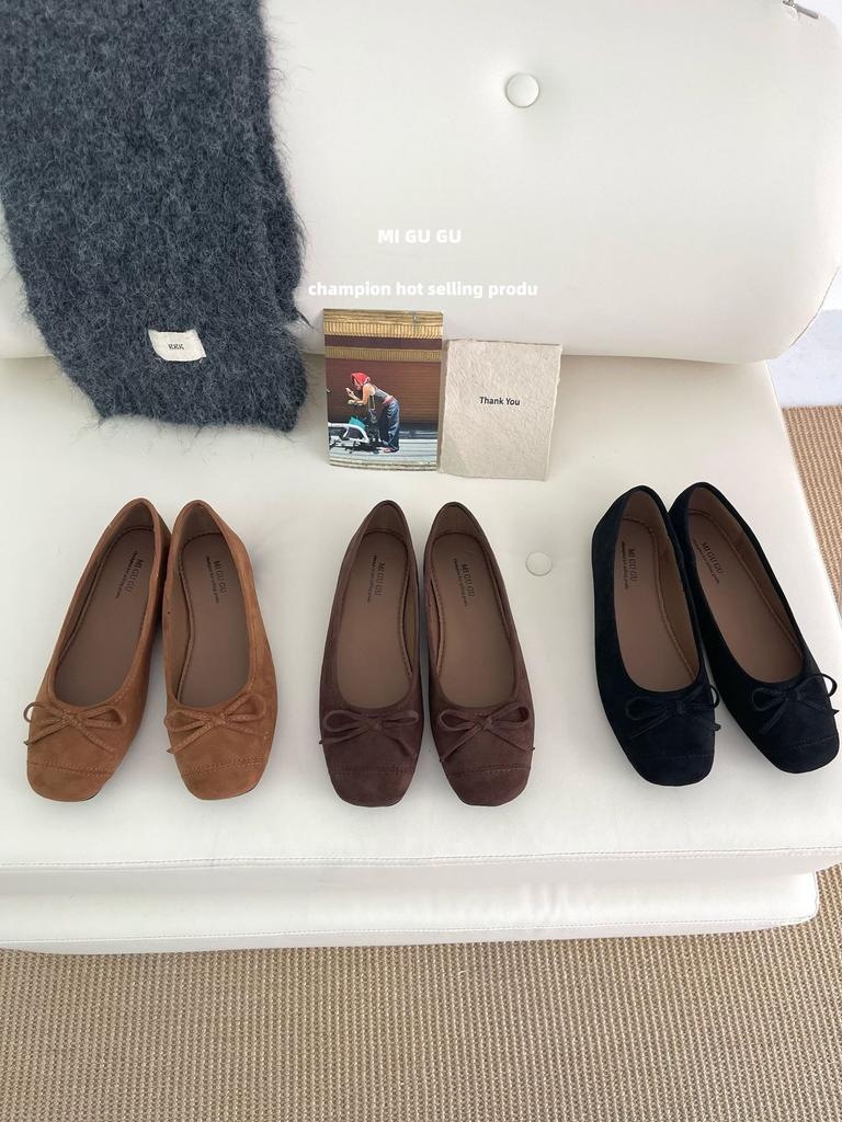 2025 Winter neue runde Spitze Wildleder weiche Sohle weiche Sohle vielseitig Doudou Schleife Pendler Damen Einzelne Schuhe