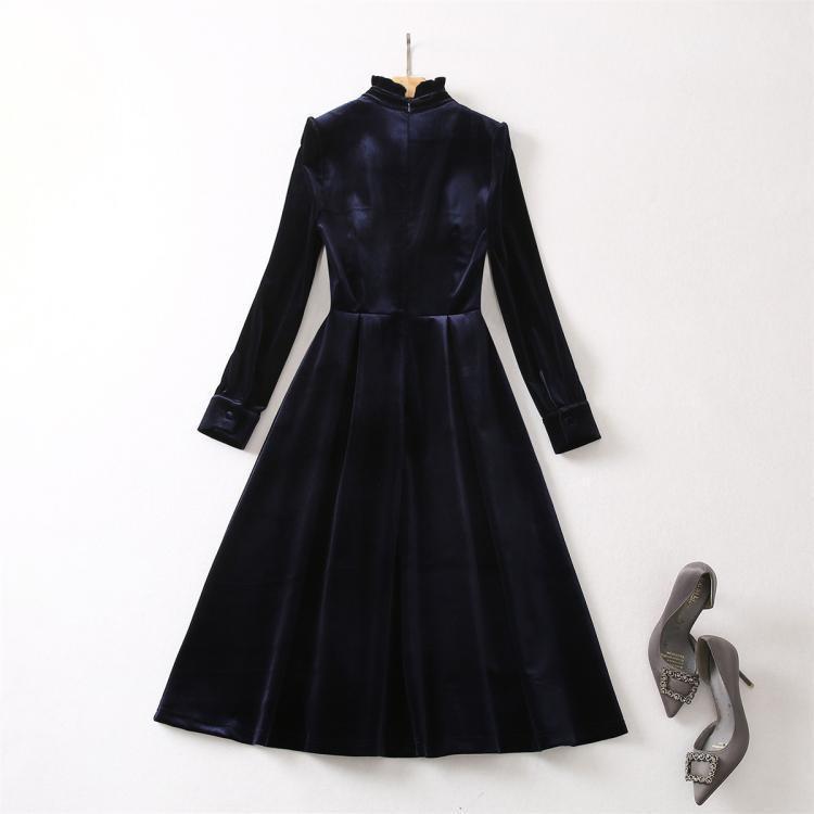 High-End Kveldsdrakt i Gullfløyel med Ståkrage og Lange Ermer