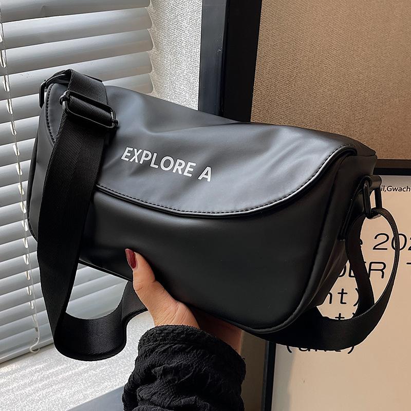

Large capacity bag women s bag 2024 autumn and winter new trendy niche design retro premium texture shoulder bag breast bag