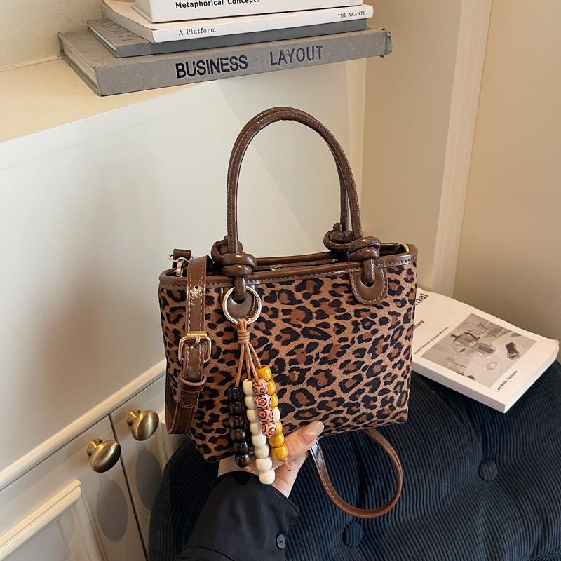 Fashionable Leopard Shoulder Bag Crossbody Handbag Matte Single Strap Handbag Versatile Design for Young Adults