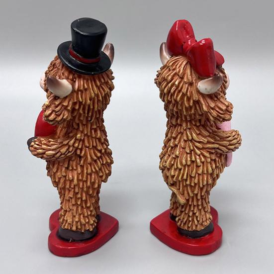 Valentine's Day Couple Highland Cow Figurine Holding Rose Love Heart Highland Cattle Resin Statue Wedding Decoration Romantic Gift