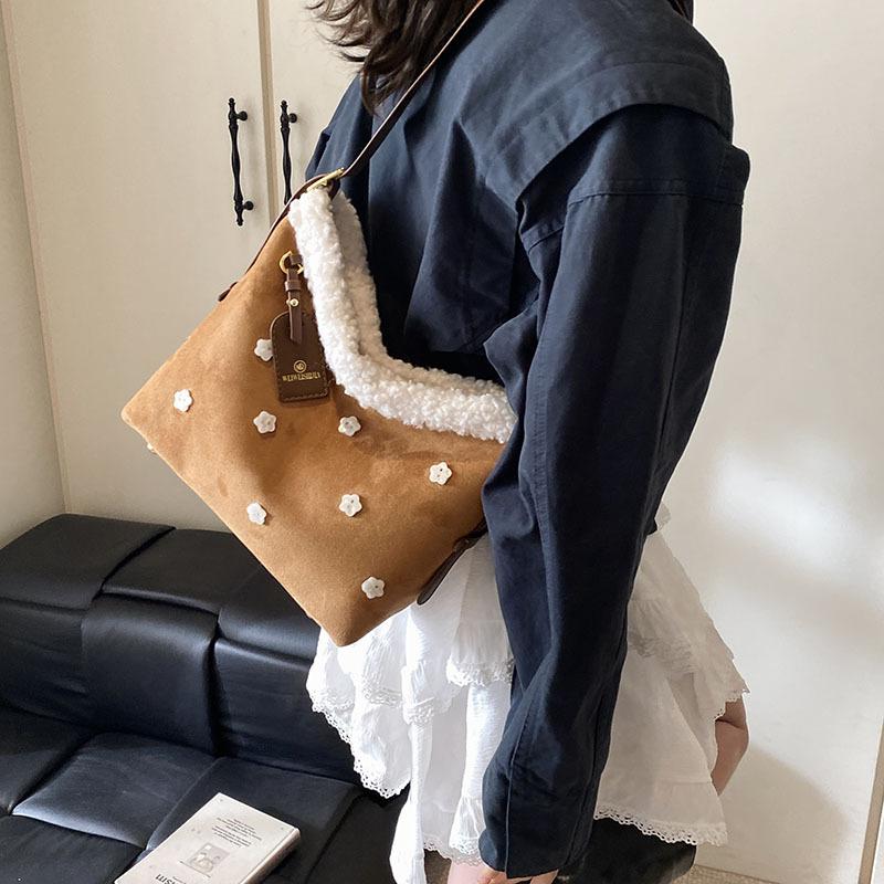 Autumn and Winter Retro Lamb Wool Tote Bag Women's 2025 New Fashion Bucket Bag Shoulder Underarm Bag Messenger Bag Tide