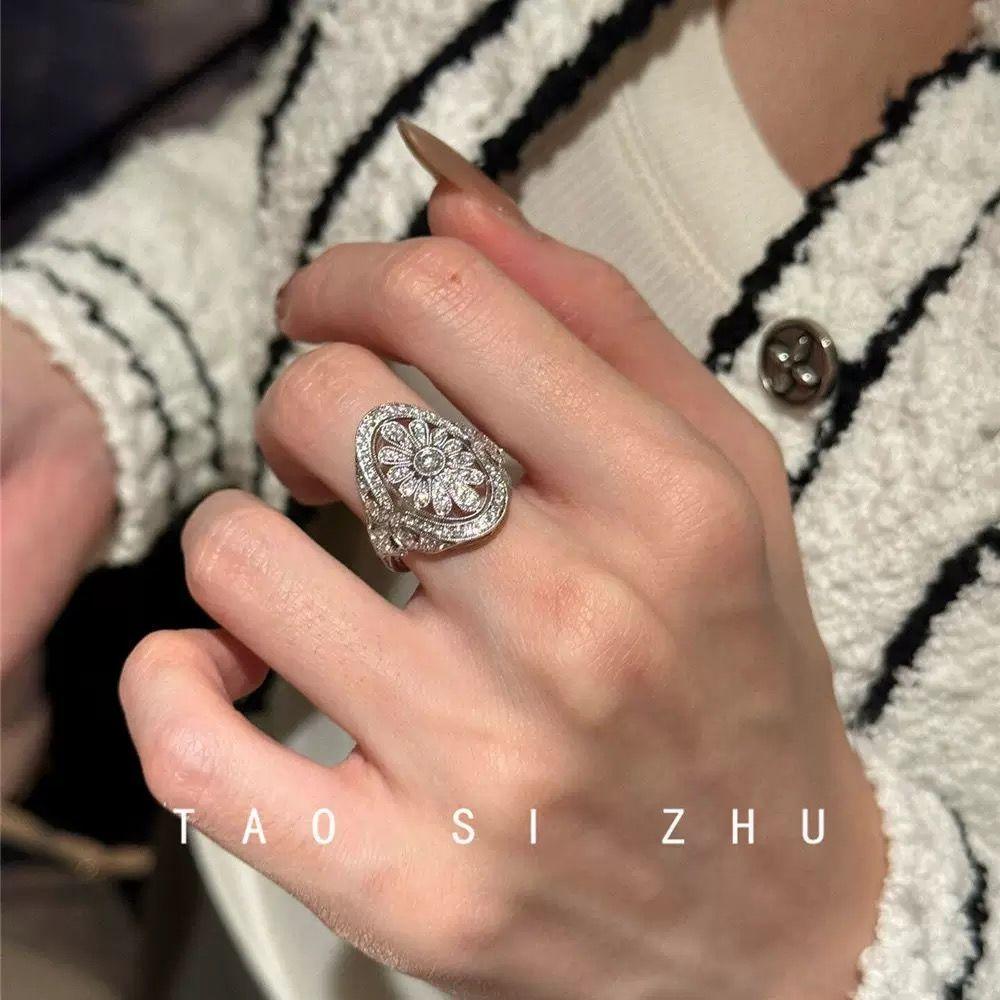 

Кольцо в виде цветка с микроинкрустацией из циркония в средневековом стиле, изысканный, легкий, роскошный нишевый дизайн, универсальное кольцо, открытое кольцо. Flower [Bright Galaxy]