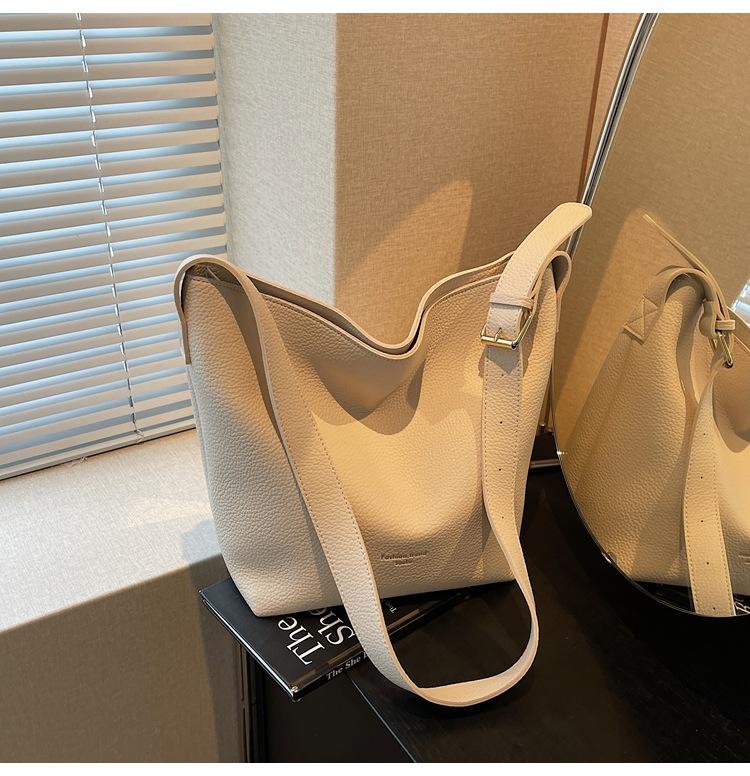 Large capacity bucket bag, new fashion versatile bag, simple casual women's commuting shoulder oblique span bag