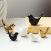 Décoration d'Oiseau de Chambre Figurine Sculpture d'Oiseau Abstrait en Céramique Statue Moderne Noir Blanc Doré Maison Bureau Chambre Table