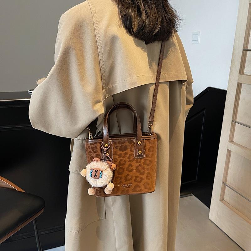 Premium Commuter Handbag Female 2025 New Autumn and Winter Retro Messenger Bag Versatile Leopard Print Bucket Bag