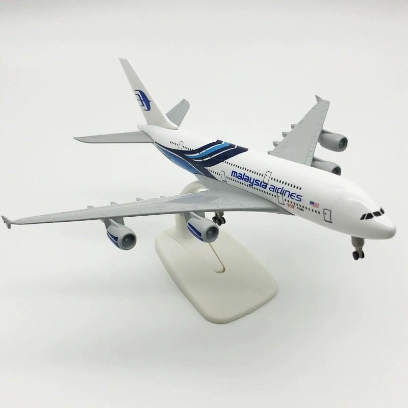 Die-Cast Airplane 20CM A380 Malaysia Airways Plane Aircraft Alloy Model Gifts for Family and Friends Ornaments