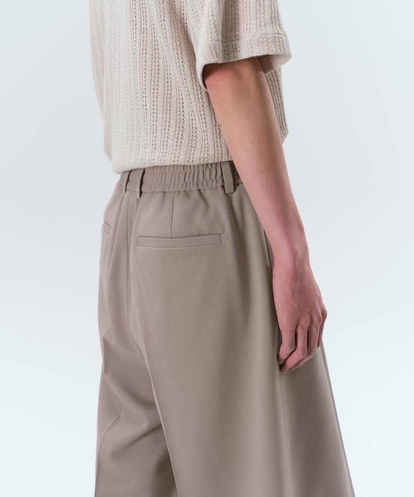 MUSINSA STANDARD One-Pleat Bermuda Banding Half Slacks [Grayish Beige]