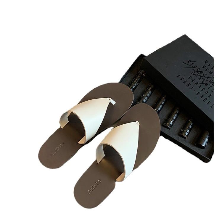 Grape mother of the same style, summer new round head simple triangular toe flat-soled slippers women's leather flat-soled sandals