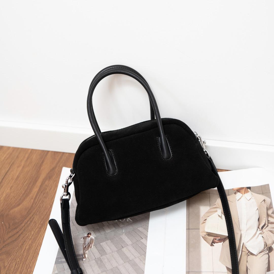 

Женская сумка из натуральной замши - Коллекция Осень/Зима 2025: Универсальный дизайн для ношения на работу, на плече и через плечо 25*10*15 cm