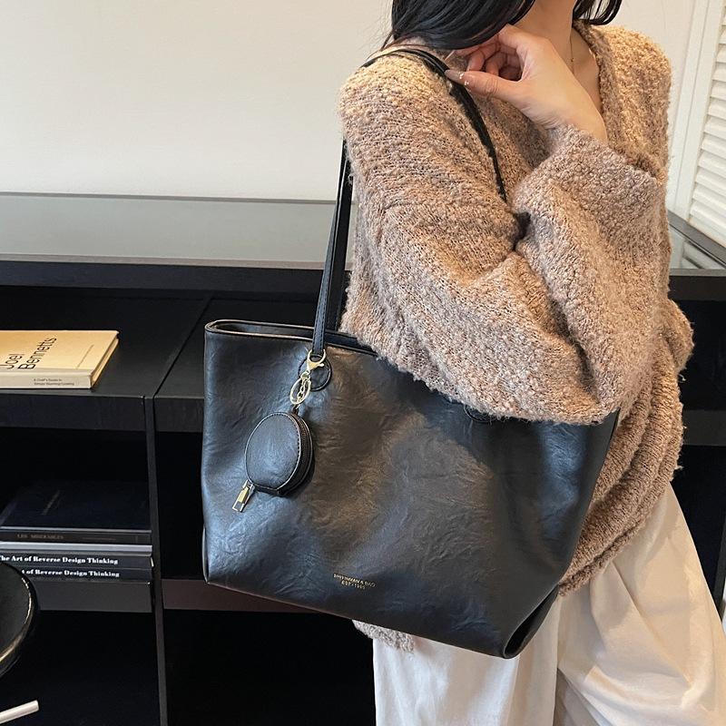 Simple and versatile bag women's large-capacity 2025 new autumn and winter casual shoulder bag popular commuter tote bag this year