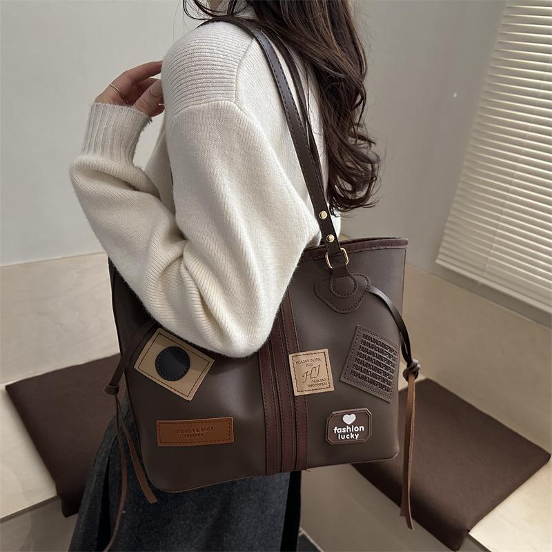 Retro Matte Tasche - Niedliche Bärenförmige Handtasche mit Großem Fassungsvermögen und Vielseitigem Design zum Tragen über einer Schulter.