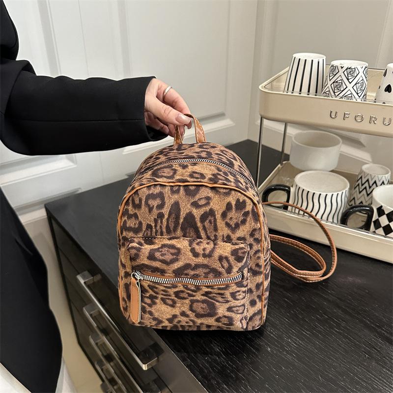 Plush versatile autumn and winter fashion niche backpack female leopard print high-end temperament backpack коричневый