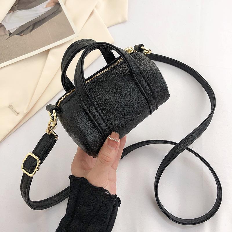 

Сумка женская 2024 весна новая одно плечо косая сумка нишевый дизайн сумка простая и модная одно плечо сумка женская чёрный