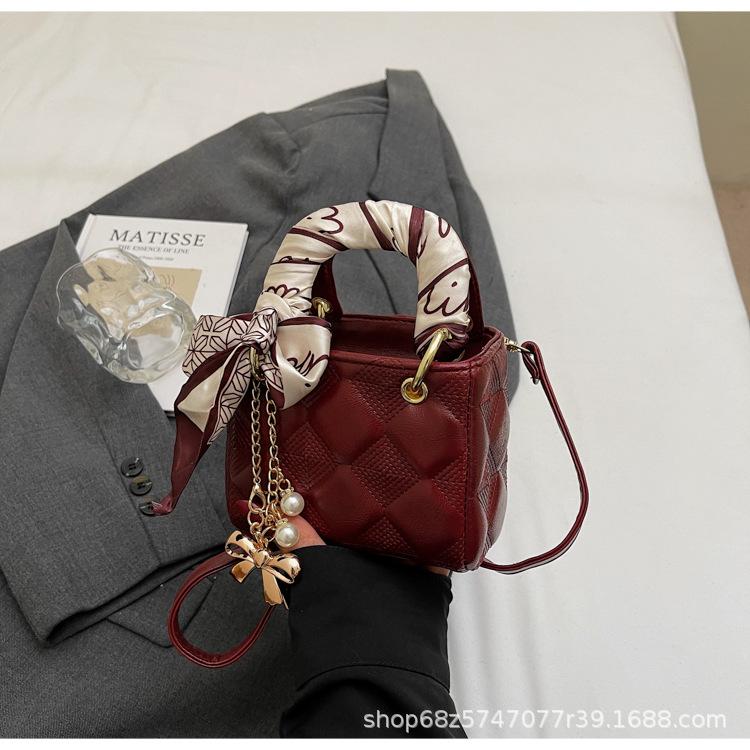 

Fashion silk scarf portable Princess Diana bag women s bag 2025 new trendy French niche design commuter bag versatile messenger bag бордовый