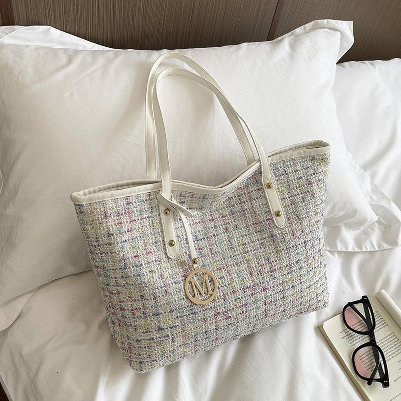 Tote Bag - Fashionable and Versatile Business Shoulder Bag for Ladies, with A Sophisticated Design and Suitable for Carrying.