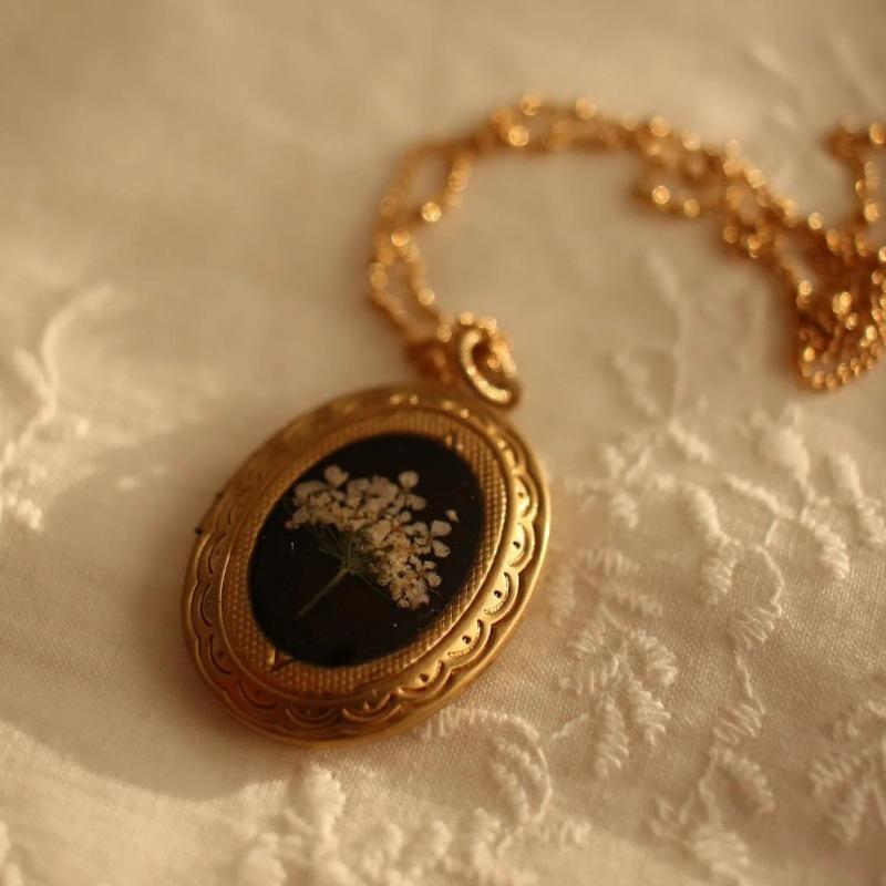 14K Gold Niche Vintage Necklace with White Dried Flower Photo Frame
