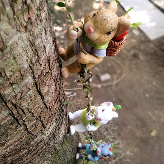 Climbing Rabbit Figurine Resin Cute Rabbit Statue Hanging Decoration Garden Tree Climber for Balcony Flower Pots Planters Indoor Outdoor Use