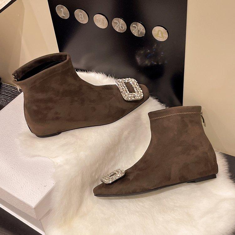 

Зарубежный стиль огромный и красивый, а маленькие полусапожки для женщин увеличились на 5 см. 2025 Новый популярный супер горячий черный тонкий голый 40 хаки