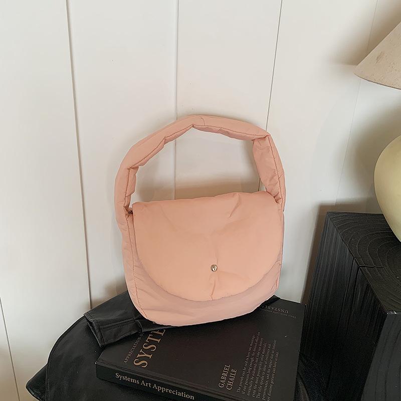 

Маленькая свежая однотонная нишевая дизайнерская сумка-седло женская 2025 новая трендовая повседневная корейская версия на плечо через плечо розовый