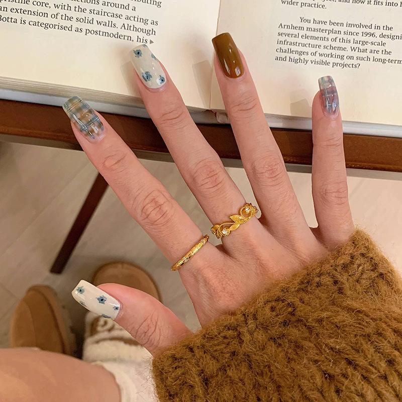 Light Luxury Exquisite Hollow Out Leaf Rings for Women Vintage Palace Style Wire Drawing Yellow Ring High Quality Jewelry