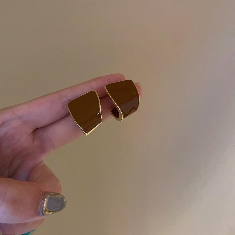 Maillard coffee color oval earrings niche simple versatile stud earrings fashion temperament high sense earrings women