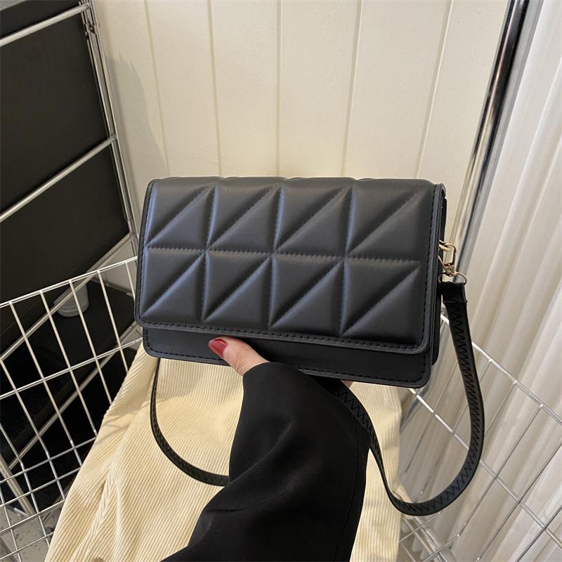

Европейские и американские сумки-цепочки женские сумки осень и зима 2025 новая трендовая модная универсальная однотонная сумка на плечо подмышку маленькая квадратная сумка чёрный