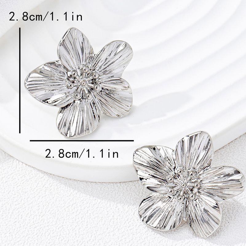 A Pair of Women's Flower Stud Earrings, Simple and Stylish Earrings Suitable for Daily Wear and Vacation Wear