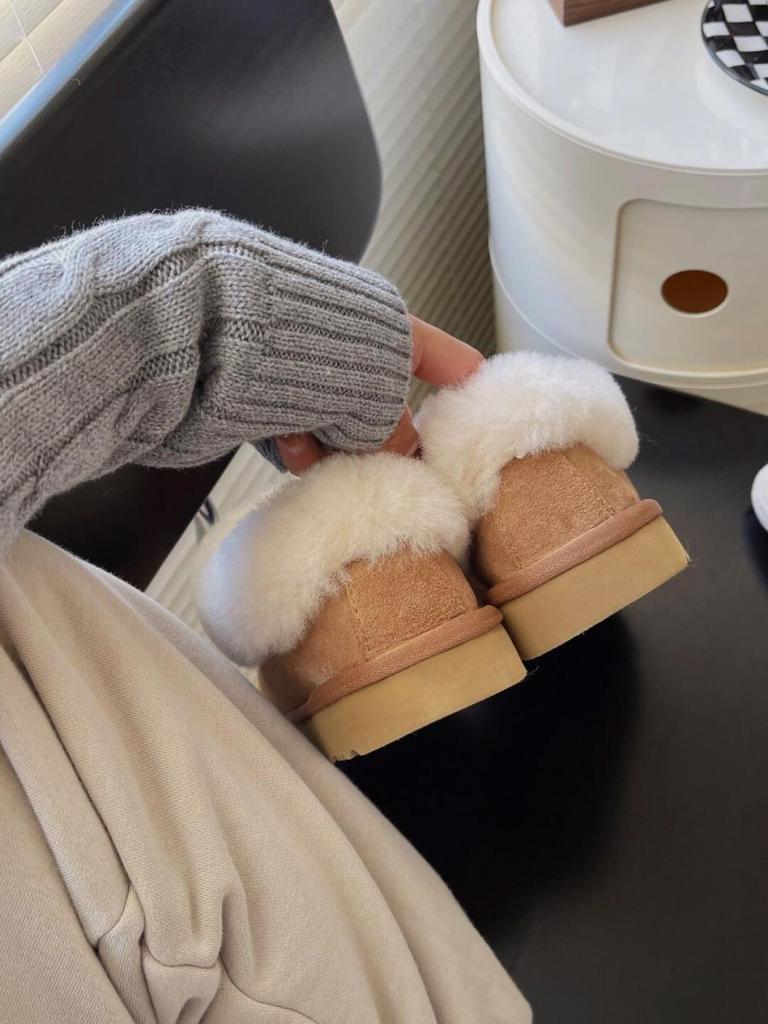 2025 nya pälsfodrade snöstövlar dam fleece halkfria förtjockade varma låga korta heltäckande bomullsskor vinter