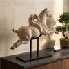 Scultura Cavallo Rampante Finitura Testurizzata Statua su Supporto Aspetto Intagliato Decorazione per la Casa