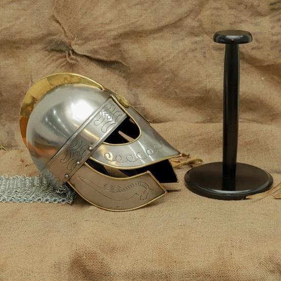 Nachbildung eines römischen gallischen Helms: Mittelalterliche Rüstung aus Stahl und Messing