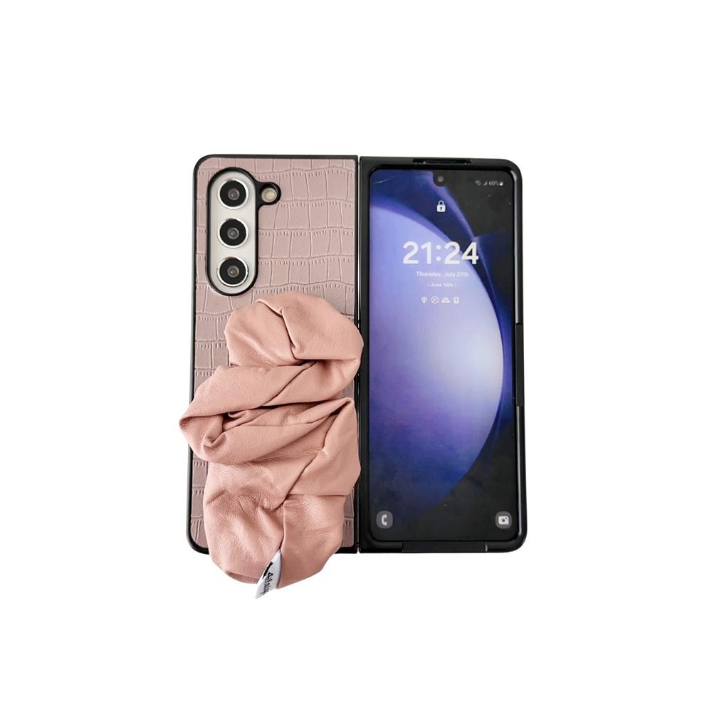 

Роскошный чехол с крокодиловым узором для Samsung Galaxy Z Fold 6 Fold 5 Flip 6 5 4 3 Z Flip 5 Scarf Wristband Soft Bumper Cover Z Flip4 розовый