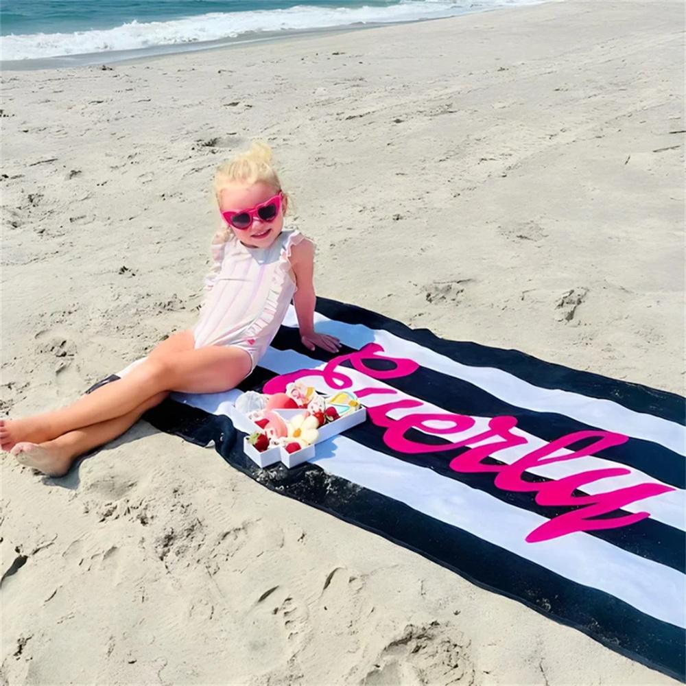 Gestreiftes Handtuch mit individuellem Namen Strandtuch Junggesellinnenabschied Partygeschenke Personalisiertes Pool-Badetuch Geburtstagsgeschenk für Kinder Erwachsene